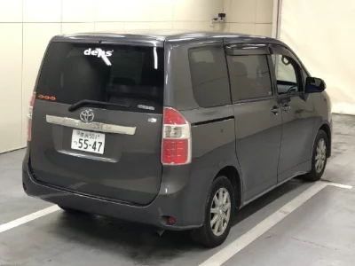 Toyota NOAH  с аукциона в Японии