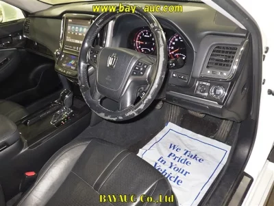 Toyota CROWN  с аукциона в Японии