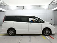 Toyota NOAH лот № 30099 оценка 4  с аукциона в Японии 2