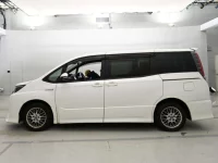 Toyota NOAH лот № 30099 оценка 4  с аукциона в Японии 3