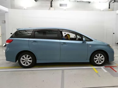 Toyota WISH  с аукциона в Японии
