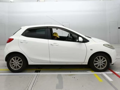 Mazda DEMIO  с аукциона в Японии