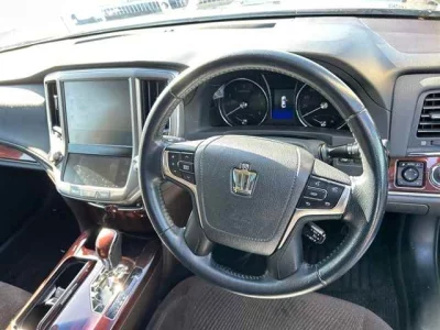 Toyota CROWN  с аукциона в Японии