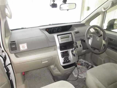 Toyota NOAH  с аукциона в Японии