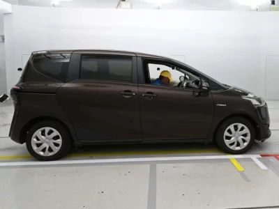 Toyota SIENTA  с аукциона в Японии