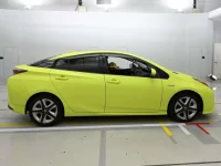 Toyota PRIUS лот № 11090 оценка RA  с аукциона в Японии 2