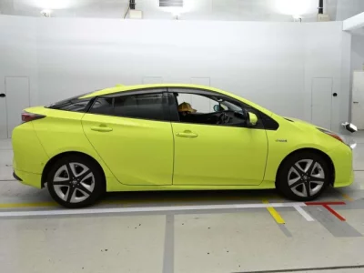 Toyota PRIUS  с аукциона в Японии