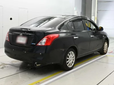 Nissan LATIO  с аукциона в Японии