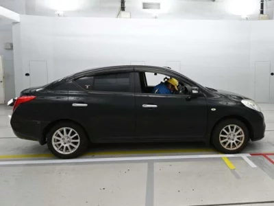 Nissan LATIO  с аукциона в Японии