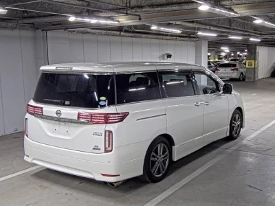 Nissan ELGRAND  с аукциона в Японии