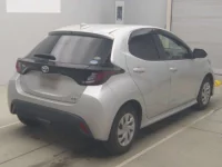 Toyota YARIS лот № 70149 оценка 3.5  с аукциона в Японии 1