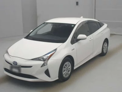 Toyota PRIUS  с аукциона в Японии