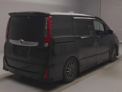 Toyota NOAH  с аукциона в Японии