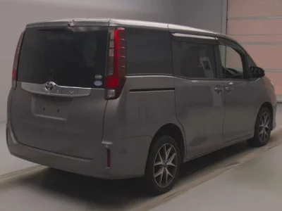 Toyota NOAH  с аукциона в Японии