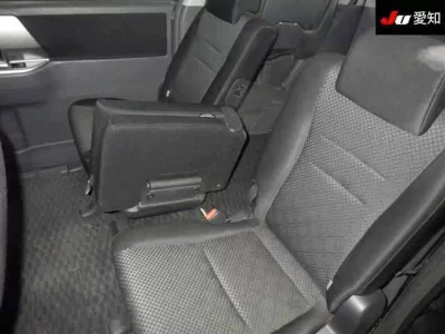 Toyota NOAH  с аукциона в Японии