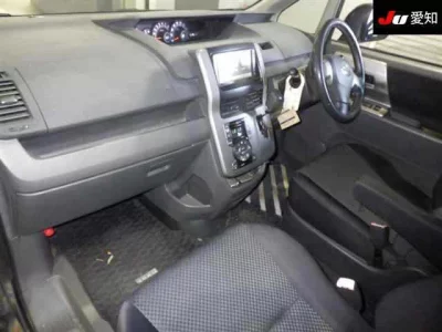 Toyota NOAH  с аукциона в Японии