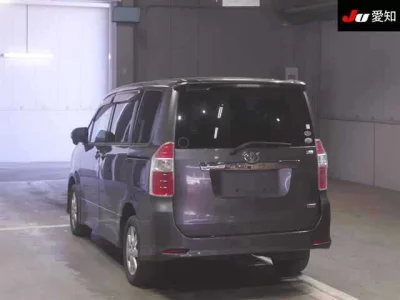 Toyota NOAH  с аукциона в Японии