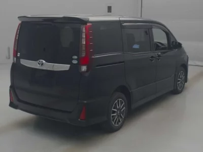Toyota NOAH  с аукциона в Японии