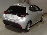 Toyota YARIS лот № 3 оценка R  с аукциона в Японии 1