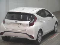 Toyota AQUA лот № 2030 оценка 4  с аукциона в Японии 3