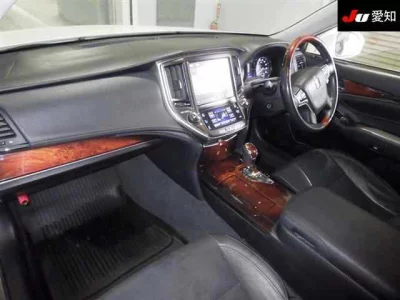 Toyota CROWN  с аукциона в Японии