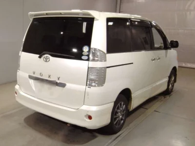 Toyota VOXY  с аукциона в Японии