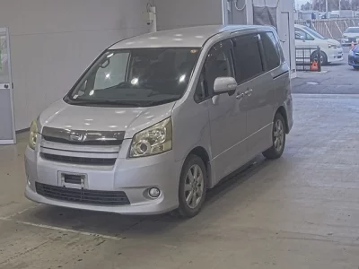 Toyota NOAH  с аукциона в Японии