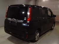 Toyota NOAH лот № 132 оценка 3.5  с аукциона в Японии 1