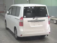 Toyota NOAH лот № 2118 оценка 3.5  с аукциона в Японии 1