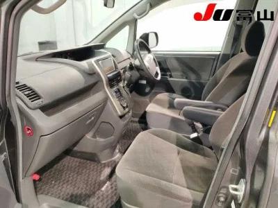 Toyota NOAH  с аукциона в Японии