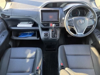 Toyota VOXY  с аукциона в Японии