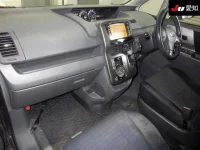 Toyota VOXY лот № 30532 оценка 3  с аукциона в Японии 2