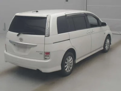 Toyota ISIS  с аукциона в Японии