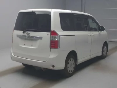 Toyota NOAH  с аукциона в Японии