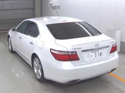 Lexus LS  с аукциона в Японии