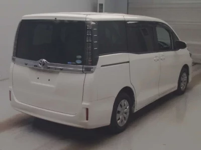 Toyota VOXY  с аукциона в Японии