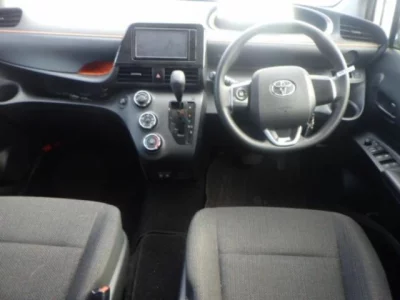 Toyota SIENTA  с аукциона в Японии