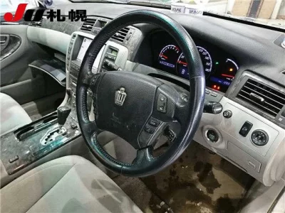 Toyota CROWN  с аукциона в Японии