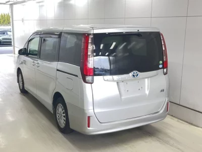 Toyota NOAH  с аукциона в Японии