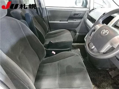 Toyota VOXY  с аукциона в Японии