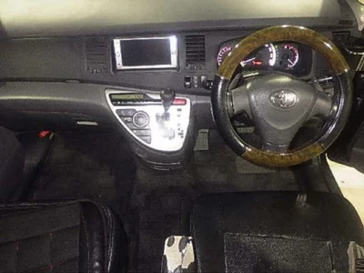 Toyota ISIS  с аукциона в Японии