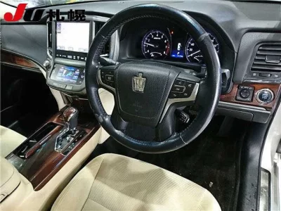 Toyota CROWN  с аукциона в Японии