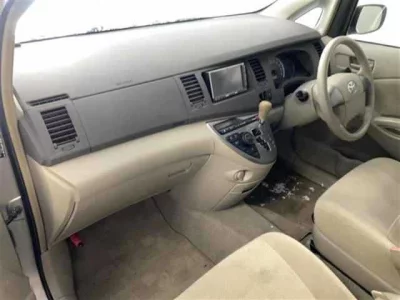 Toyota ISIS  с аукциона в Японии