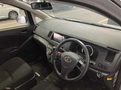 Toyota ISIS  с аукциона в Японии