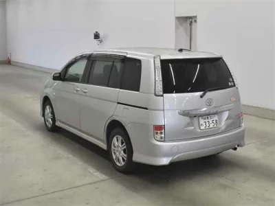 Toyota ISIS  с аукциона в Японии