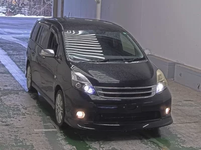 Toyota ISIS  с аукциона в Японии