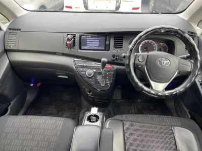 Toyota ISIS  с аукциона в Японии