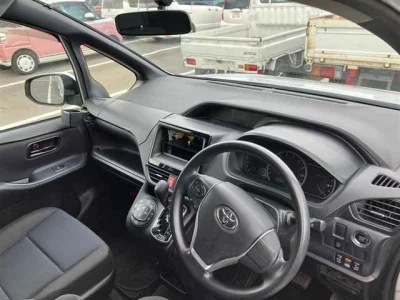 Toyota VOXY  с аукциона в Японии