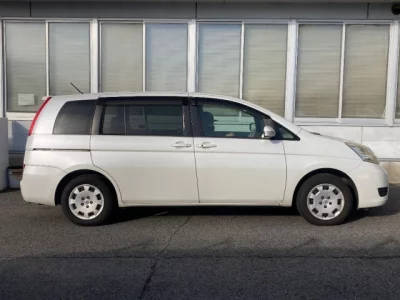 Toyota ISIS  с аукциона в Японии