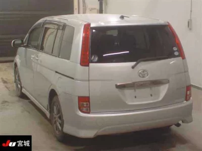 Toyota ISIS  с аукциона в Японии